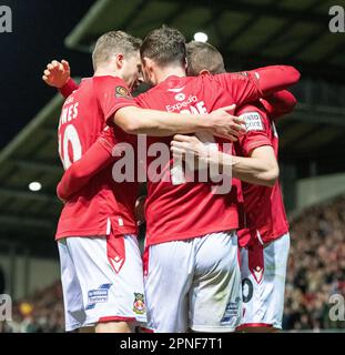 Wrexham, Wrexham County Borough, Wales, 18. April 2023. Wrexham feiert Paul Mullins Tor im Wrexham Association Football Club V Yeovil Town Football Club auf dem Rennplatz in der Vanarama National League. (Bild: ©Cody Froggatt/Alamy Live News) Stockfoto