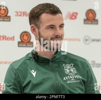 Wrexham, Wrexham County Borough, Wales, 18. April 2023. Wrexhams Anthony Forde postet die Pressekonferenz während des Wrexham Association Football Club V Yeovil Town Football Club auf dem Rennplatz in der Vanarama National League. (Bild: ©Cody Froggatt/Alamy Live News) Stockfoto