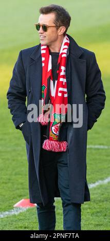 Wrexham, Wrexham County Borough, Wales, 18. April 2023. Wrexham Miteigentümer Rob McElhenny trifft vor dem Anstoß beim Wrexham Association Football Club V Yeovil Town Football Club auf dem Rennplatz in der Vanarama National League ein. (Bild: ©Cody Froggatt/Alamy Live News) Stockfoto