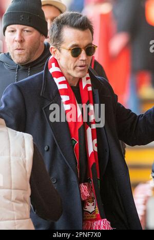 Wrexham, Wrexham County Borough, Wales, 18. April 2023. Wrexham Miteigentümer Rob McElhenny trifft vor dem Anstoß beim Wrexham Association Football Club V Yeovil Town Football Club auf dem Rennplatz in der Vanarama National League ein. (Bild: ©Cody Froggatt/Alamy Live News) Stockfoto