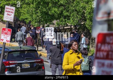 Wilmington, Delaware, USA. 18. April 2023. Mitglieder der Rechtsabteilung von Fox News gehen nach einer Einigung mit Dominion Voting Systems am Dienstag, den 18. April 2023 am Delaware Superior Court in Wilmington, Delaware, zurück in ihre Büros. (Kreditbild: © Saquan Stimpson/ZUMA Press Wire) NUR REDAKTIONELLE VERWENDUNG! Nicht für den kommerziellen GEBRAUCH! Stockfoto