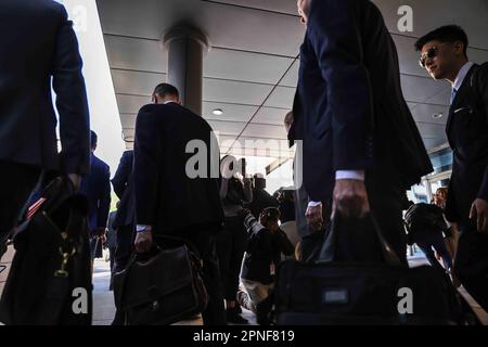 Wilmington, Delaware, USA. 18. April 2023. Mitglieder der Rechtsabteilung von Fox News verlassen das Leonard Williams Justice Center, nachdem sie am Dienstag, den 18. April 2023, eine Klage bei Dominion Voting Systems in Wilmington, Delaware, beigelegt hatten. (Kreditbild: © Saquan Stimpson/ZUMA Press Wire) NUR REDAKTIONELLE VERWENDUNG! Nicht für den kommerziellen GEBRAUCH! Stockfoto