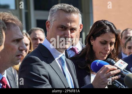 Wilmington, Delaware, USA. 18. April 2023. John POULOS, CEO von Dominion Voting Systems, spricht mit Pressevertretern, nachdem am Dienstag, den 18. April 2023, in Wilmington, Delaware, eine Einigung vor dem Leonard Williams Justice Center erzielt wurde. (Kreditbild: © Saquan Stimpson/ZUMA Press Wire) NUR REDAKTIONELLE VERWENDUNG! Nicht für den kommerziellen GEBRAUCH! Stockfoto