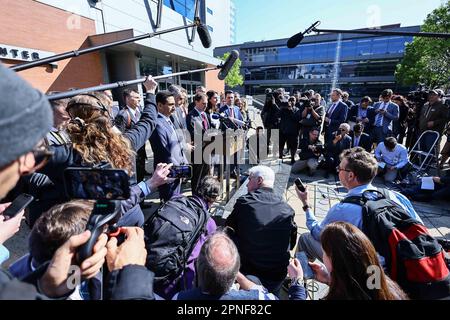 Wilmington, Delaware, USA. 18. April 2023. Rechtsanwalt JUSTIN NELSON spricht mit Pressemitgliedern, nachdem eine Einigung außerhalb des Leonard Williams Justice Center erzielt wurde, wo Dominion FOX News am 18. April 2023 in Wilmington, Delaware (Kreditbild: © Saquan Stimpson/ZUMA Press Wire) wegen Verleumdung verklagt hat. Nicht für den kommerziellen GEBRAUCH! Stockfoto