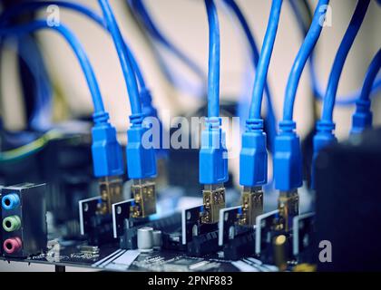 Nahaufnahme der Computerkabel im Serverraum Stockfoto