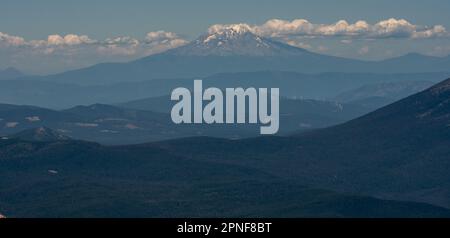 Die Wolken hüpfen um den Mount Shasta vom Lassen Peak im Norden Kaliforniens Stockfoto