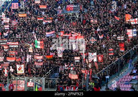 Bologna, Italien. 15. April 2023. AC Mailand Fans während des Spiels Bologna FC gegen AC Mailand, italienisches Fußballspiel Serie A in Bologna, Italien, April 15 2023 Kredit: Independent Photo Agency/Alamy Live News Stockfoto