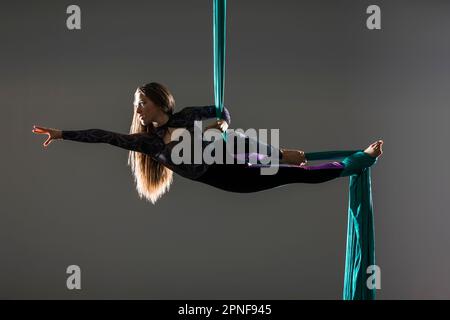 Teenager (14-15), die Luftseide praktiziert Stockfoto