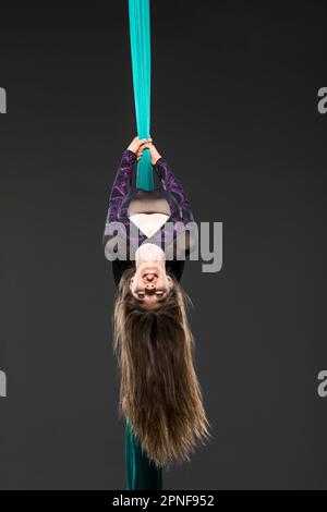 Teenager-Mädchen (14-15) beim Luftseidentraining Stockfoto