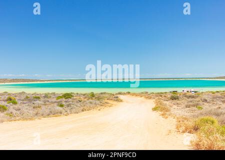 Unbefestigte Sandstraße zur Little Lagoon bei Denham in Shark Bay, Westaustralien, Australien. Stockfoto