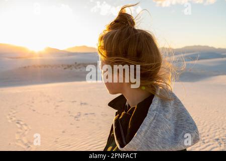 USA, New Mexico, White Sands Nationalpark, Teenage-Mädchen, die den Sonnenuntergang sieht Stockfoto