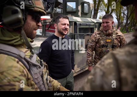 Kherson, Ukraine. 19. April 2023. Der ukrainische Präsident Wolodymyr Zelenskyy spricht am Dienstag, den 18. April, mit einem Befehlshaber in Avdiivka, Region Donezk, Ukraine, 2023. Foto: Pressestelle des ukrainischen Präsidenten/UPI. Kredit: UPI/Alamy Live News Stockfoto