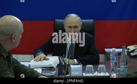 Kherson, Ukraine. 18. April 2023. Zeigt, wie der russische Präsident Wladimir Putin am Dienstag, den 18. April 2023, das Hauptquartier der Militärgruppe Dniepr in der zum Teil von russischen Truppen kontrollierten Region Kherson der Ukraine besucht. Der Kreml sagt, Putin habe das Hauptquartier der in der Ukraine kämpfenden russischen Truppen besucht. Foto: Kreml Pool/UPI. Kredit: UPI/Alamy Live News Stockfoto