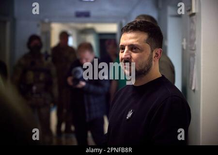 Kherson, Ukraine. 19. April 2023. Ukrainischer Präsident Wolodymyr Zelensky während seines Besuchs am Dienstag, den 18. April 2023 inmitten der russischen Invasion in der Ukraine in der schwer beschießten Grenzstadt Avdiivka in der Region Donezk. Foto: Pressestelle des ukrainischen Präsidenten/UPI. Kredit: UPI/Alamy Live News Stockfoto