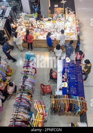 SAMUT PRAKAN, THAILAND, MÄRZ 16 2023, Inneneinrichtung eines Kaufhauses mit Verkaufsständen Stockfoto