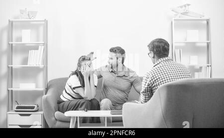 Ein Paar, das beim Psychologen sitzt und Aggressionsprobleme löst, Familienanwalt. Stockfoto