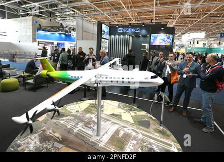 Hannover, Deutschland. 18. April 2023. Auf der Hannover Messe am 17. April 2023 in Hannover wird ein wasserstoffbetriebenes Flugzeugmodell betrachtet. Die führende Messe für Maschinenbau und Elektrotechnik in Deutschland startete am Montag in Hannover mit dem Thema „Industrielle Transformation – macht den Unterschied“. Kredit: Ren Pengfei/Xinhua/Alamy Live News Stockfoto