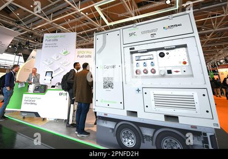 Hannover, Deutschland. 18. April 2023. Auf der Hannover Messe am 17. April 2023 in Hannover wird ein Wasserstoffgenerator vorgestellt. Die führende Messe für Maschinenbau und Elektrotechnik in Deutschland startete am Montag in Hannover mit dem Thema „Industrielle Transformation – macht den Unterschied“. Kredit: Ren Pengfei/Xinhua/Alamy Live News Stockfoto