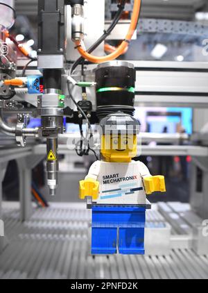 Hannover, Deutschland. 18. April 2023. Am 18. April 2023 wird auf der Hannover Messe in Hannover ein intelligenter Roboter ausgestellt. Die führende Messe für Maschinenbau und Elektrotechnik in Deutschland startete am Montag in Hannover mit dem Thema „Industrielle Transformation – macht den Unterschied“. Kredit: Ren Pengfei/Xinhua/Alamy Live News Stockfoto