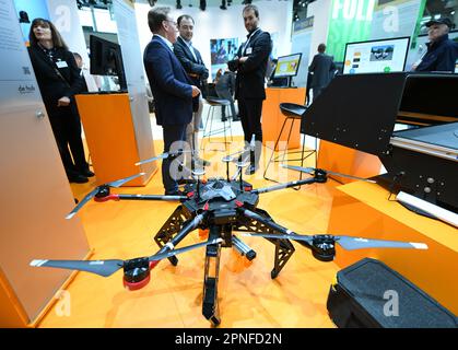 Hannover, Deutschland. 18. April 2023. Am 18. April 2023 wird auf der Hannover Messe in Hannover eine Transportdrohne ausgestellt. Die führende Messe für Maschinenbau und Elektrotechnik in Deutschland startete am Montag in Hannover mit dem Thema „Industrielle Transformation – macht den Unterschied“. Kredit: Ren Pengfei/Xinhua/Alamy Live News Stockfoto