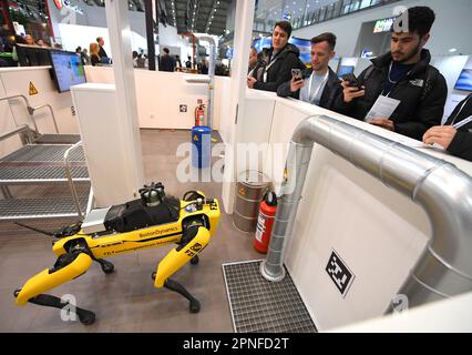 Hannover, Deutschland. 18. April 2023. Auf der Hannover Messe am 18. April 2023 in Hannover sehen die Menschen einen intelligenten Inspektionsroboter. Die führende Messe für Maschinenbau und Elektrotechnik in Deutschland startete am Montag in Hannover mit dem Thema „Industrielle Transformation – macht den Unterschied“. Kredit: Ren Pengfei/Xinhua/Alamy Live News Stockfoto