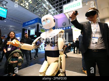 Hannover, Deutschland. 18. April 2023. Ein intelligenter Roboter imitiert die Geste eines Mannes auf der Hannover Messe am 18. April 2023 in Hannover. Die führende Messe für Maschinenbau und Elektrotechnik in Deutschland startete am Montag in Hannover mit dem Thema „Industrielle Transformation – macht den Unterschied“. Kredit: Ren Pengfei/Xinhua/Alamy Live News Stockfoto