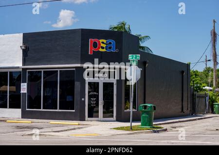 Little Haiti Miami, Florida, USA - 18. April 2023: Bild des Little Haiti Cultural Complex Stockfoto