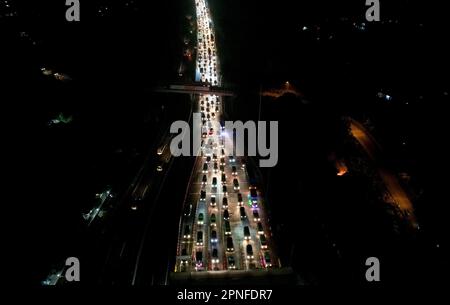 Bandung, Indonesien. 18. April 2023. Luftaufnahme der Mautstelle Cileunyi in Bandung Regency, West Java, Indonesien, am 18. April 2023 während der Homecoming zur Eid Al-Fitr-Feier. (Foto: Dimas Rachmatsyah/INA Photo Agency/Sipa USA) Guthaben: SIPA USA/Alamy Live News Stockfoto