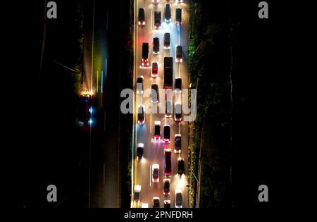 Bandung, Indonesien. 18. April 2023. Luftaufnahme der Mautstelle Cileunyi in Bandung Regency, West Java, Indonesien, am 18. April 2023 während der Homecoming zur Eid Al-Fitr-Feier. (Foto: Dimas Rachmatsyah/INA Photo Agency/Sipa USA) Guthaben: SIPA USA/Alamy Live News Stockfoto