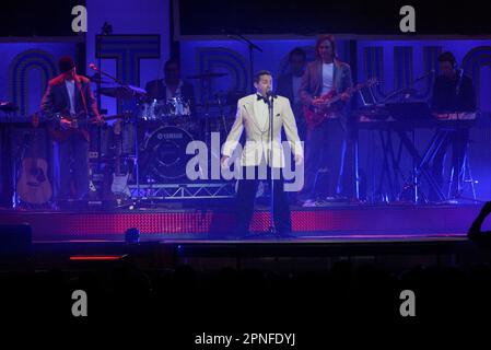 Ignatius Jones tritt im Countdown Spectacular in der Acer Arena auf, ein Konzert, das die Musical-Darbietungen aus dem australischen Fernsehen „Countdown“ in den 1970er und 1980er Jahren wiedergibt. Sydney, Australien. 24.08.07. Stockfoto