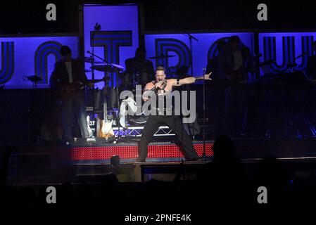 Ignatius Jones tritt im Countdown Spectacular in der Acer Arena auf, ein Konzert, das die Musical-Darbietungen aus dem australischen Fernsehen „Countdown“ in den 1970er und 1980er Jahren wiedergibt. Sydney, Australien. 24.08.07. Stockfoto