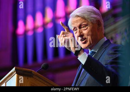 London, Nordirland. 18. April 2023. Der ehemalige US-Präsident Bill Clinton spricht anlässlich des 25. Jahrestages des Abkommens zwischen Belfast und Karfreitag anlässlich der Veranstaltung „Making Hope and History Rhyme“ der John and Pat Hume Foundation in der Guild Hall, Londonderry, Nordirland, Dienstag, den 18. April 2023. Foto: Hume Foundation/UPI Credit: UPI/Alamy Live News Stockfoto