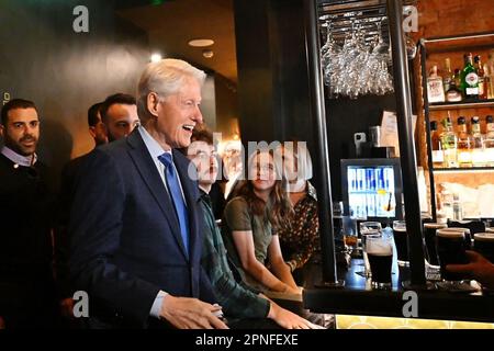 Londonderry, Großbritannien. 18. April 2023. Der ehemalige US-Präsident Bill Clinton spricht mit Gästen im Guildhall Taphouse, nachdem er anlässlich der Veranstaltung „Making Hope and History Rhyme“ der John and Pat Hume Foundation in Guild Hall, Londonderry, Nordirland, am Dienstag, den 18. April 2023, eine Rede anlässlich des 25. Jahrestages der Vereinbarung zwischen Belfast und Karfreitag in London gehalten hat. Foto: Hume Foundation/UPI Credit: UPI/Alamy Live News Stockfoto