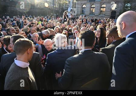 London, Nordirland. 18. April 2023. Der ehemalige US-Präsident Bill Clinton trifft sich mit Studenten des St. Columb's College, nachdem er anlässlich der Veranstaltung „Making Hope and History Rhyme“ der John and Pat Hume Foundation in Guild Hall, Londonderry, Nordirland, am Dienstag, den 18. April 2023, eine Rede anlässlich des 25. Jahrestages des Abkommens zwischen Belfast und Karfreitag in London gehalten hat. Foto: Hume Foundation/UPI Credit: UPI/Alamy Live News Stockfoto