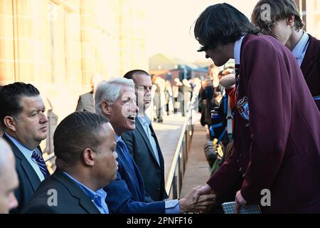 Londonderry, Großbritannien. 18. April 2023. Der ehemalige US-Präsident Bill Clinton spricht mit Studenten des St. Columb's College, nachdem er anlässlich des 25. Jahrestages der Vereinbarung zwischen Belfast und Karfreitag während der Veranstaltung „Making Hope and History Rhyme“ der John and Pat Hume Foundation in Guild Hall, Londonderry, Nordirland, am Dienstag, den 18. April 2023 eine Rede in London gehalten hat. Foto: Hume Foundation/UPI Credit: UPI/Alamy Live News Stockfoto