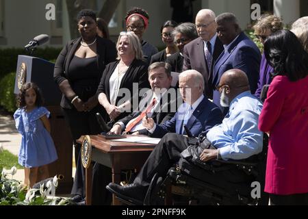 Washington, Usa. 18. April 2023. US-Präsident Joe Biden unterzeichnet am 18. April 2023 im Weißen Haus in Washington, DC, eine Executive Order zur Verbesserung des Zugangs zu hochwertiger Versorgung und zur Unterstützung von Pflegekräften. Foto: Chris Kleponis/UPI Credit: UPI/Alamy Live News Stockfoto