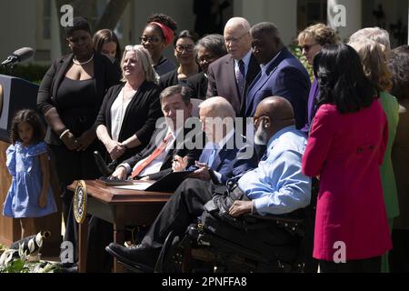 Washington, Usa. 18. April 2023. US-Präsident Joe Biden unterzeichnet am 18. April 2023 im Weißen Haus in Washington, DC, eine Executive Order zur Verbesserung des Zugangs zu hochwertiger Versorgung und zur Unterstützung von Pflegekräften. Foto: Chris Kleponis/UPI Credit: UPI/Alamy Live News Stockfoto