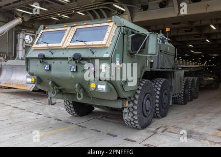 USA Marines mit Combat Logistics Battalion 2, Combat Logistics Regiment 2, 2. Marine Logistics Group, entladen ein Logistic Vehicle System Replacement (LVSR) von einem Schiff während des Hafenbetriebs in der Nähe von Vaernes, Norwegen, 14. April 2023. Marines werden im Rahmen der Marine Rotational Forces Europe 23,1 nach Norwegen entsandt, die sich auf regionale Einsätze in ganz Europa konzentriert, indem sie verschiedene Übungen, Schulungen für arktische Kälte- und Bergkriegsführung sowie Militär-zu-Militär-Einsätze durchführen, die die Interoperabilität der USA insgesamt verbessern Marinekorps mit Verbündeten und Partnern. (USA Marinekorps Pho Stockfoto