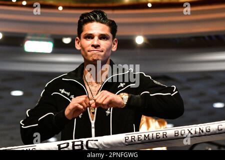 Las Vegas, NV, USA. 18. April 2023. - Ryan Garcia im Gervonta Davis vs Ryan Garcia Grand Ankunft im MGM GRAND in Las Vegas, Nevada am 18. April 2023 vor ihrem Kampf am kommenden Wochenende. Kredit: Dee Cee Carter/Media Punch/Alamy Live News Stockfoto