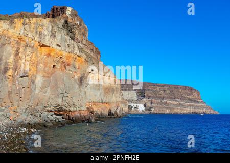 Taurito Strand und Resort auf Gran Canaria. Felsige Küstenberge der Kanarischen Inseln Stockfoto