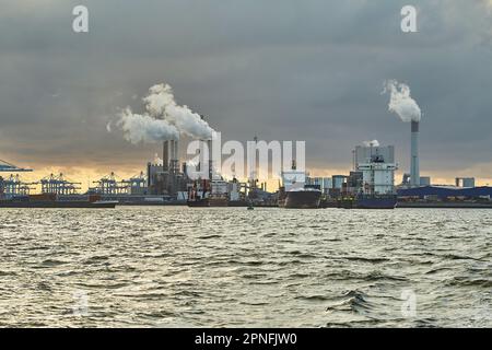 Industrieölhafen und Raucheranlagen im Hintergrund Stockfoto