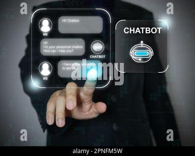 Finger mit einem digitalen Chatbot-Computerprogramm. Automatisierung des Kundendienstes. Künstliche KI-Technologie für Chatterbot, Agenten im Gespräch, Stockfoto