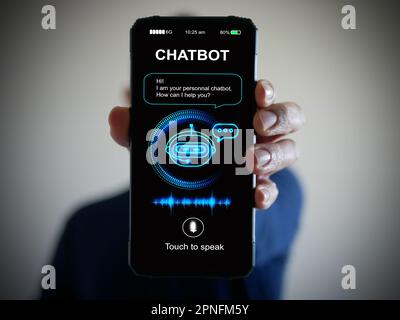 Digitaler Chatbot, Agenten im Gespräch, Roboteranwendung, Gesprächsassistent, der menschliche Sprache imitiert. Smartphone in der Hand mit digitalem AI cha Stockfoto