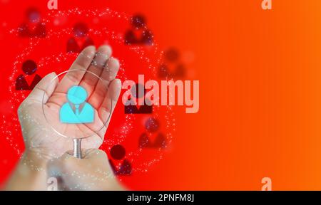 Eine Hand mit einer Lupe und die andere Hand mit einem Symbol für gefundene potenzielle Mitarbeiter, unter anderem. HRM oder Personalmanagement. Menschliches TEVE Stockfoto