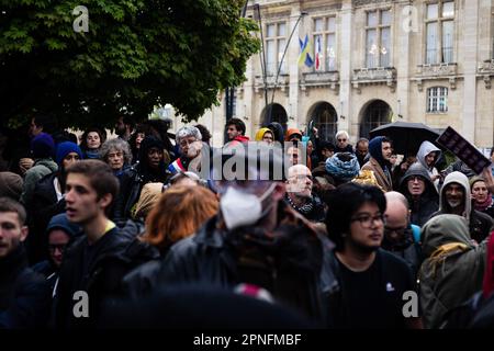 Paris, Frankreich. 18. April 2023. Während der Demonstration versammelt sich eine riesige Menge aus Protest gegen Präsident Emmanuel Macron. Mehr als 300 Menschen versammelten sich heute Abend in Saint-Denis, Paris, wo Emmanuel Macron an einem Konzert in der Ehrenlegion teilnehmen sollte. Der Protest fand auf einem überfüllten Rathausplatz in der Nähe der Basilika von Saint-Denis statt, wo die Autokolonne des Präsidenten auftauchte. Kredit: SOPA Images Limited/Alamy Live News Stockfoto