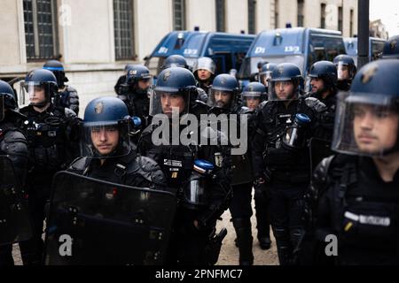 Paris, Frankreich. 18. April 2023. Ein Polizeikommando blockiert während der Demonstration den Durchgang für Demonstranten. Mehr als 300 Menschen versammelten sich heute Abend in Saint-Denis, Paris, wo Emmanuel Macron an einem Konzert in der Ehrenlegion teilnehmen sollte. Der Protest fand auf einem überfüllten Rathausplatz in der Nähe der Basilika von Saint-Denis statt, wo die Autokolonne des Präsidenten auftauchte. Kredit: SOPA Images Limited/Alamy Live News Stockfoto