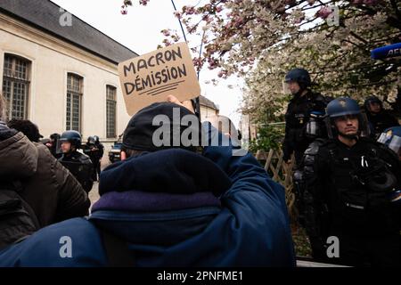 Paris, Frankreich. 18. April 2023. Ein Protestteilnehmer hält während der Demonstration ein Plakat mit der Aufschrift "Macron-Rücktritt". Mehr als 300 Menschen versammelten sich heute Abend in Saint-Denis, Paris, wo Emmanuel Macron an einem Konzert in der Ehrenlegion teilnehmen sollte. Der Protest fand auf einem überfüllten Rathausplatz in der Nähe der Basilika von Saint-Denis statt, wo die Autokolonne des Präsidenten auftauchte. (Foto: Telmo Pinto/SOPA Images/Sipa USA) Guthaben: SIPA USA/Alamy Live News Stockfoto