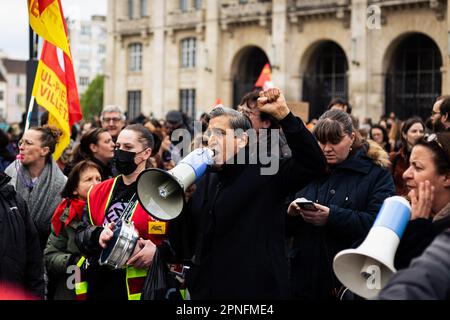 Paris, Frankreich. 18. April 2023. Ein Protestteilnehmer spricht über ein Megafon gegen Emmanuel Macron während der Demonstration. Heute Abend versammelten sich mehr als 300 Menschen in Saint-Denis, Paris, wo Emmanuel Macron an einem Konzert in der Ehrenlegion-Schule teilnehmen sollte. Der Protest fand auf einem überfüllten Rathausplatz in der Nähe der Basilika von Saint-Denis statt, wo die Autokolonne des Präsidenten auftauchte. (Foto: Telmo Pinto/SOPA Images/Sipa USA) Guthaben: SIPA USA/Alamy Live News Stockfoto