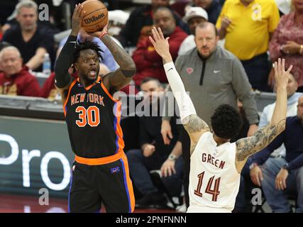 Cleveland, Usa. 18. April 2023. New York Knicks Julius Randle (30) schießt am Dienstag, den 18. April 2023, in der ersten Halbzeit bei Rocket Mortgage Fieldhouse in Cleveland, Ohio, über Cleveland Cavaliers Danny Green (14). Foto: Aaron Josefczyk/UPI Credit: UPI/Alamy Live News Stockfoto