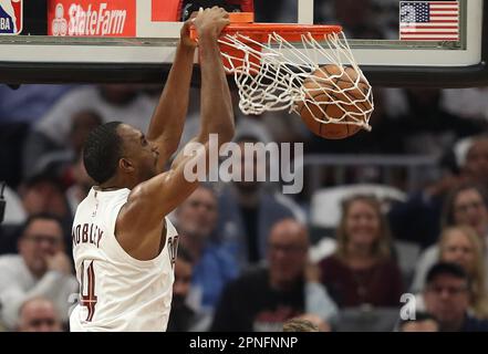 Cleveland, Usa. 18. April 2023. Cleveland Cavaliers Evan Mobley (4) taucht in der ersten Halbzeit im Rocket Mortgage Fieldhouse in Cleveland, Ohio, am Dienstag, den 18. April 2023 gegen die New York Knicks auf. Foto: Aaron Josefczyk/UPI Credit: UPI/Alamy Live News Stockfoto